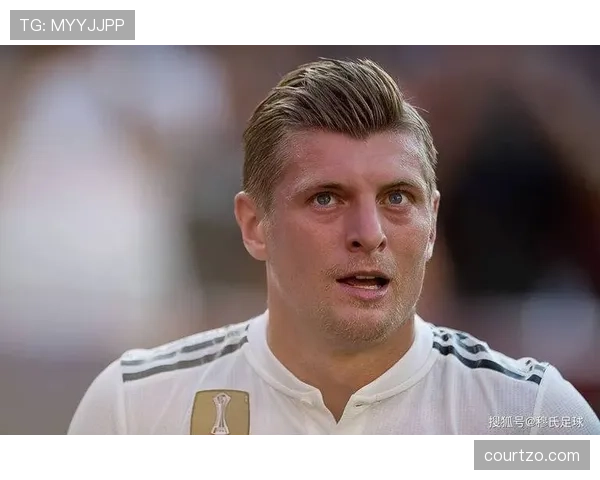 克罗斯如何通过出球主导与节奏控制压制对手中场？