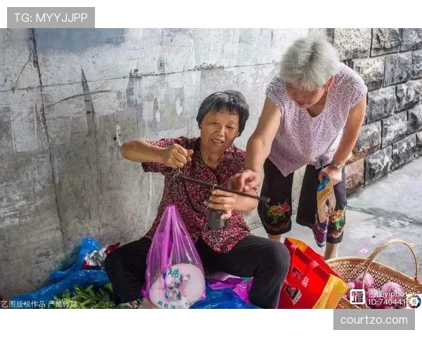 刘翔在菜市场拎着名牌袋子，跟卖菜大妈聊得像邻居一样