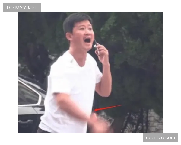 徐灿训练完直接蹲路边啃烧饼，这自律和接地气反差谁懂啊